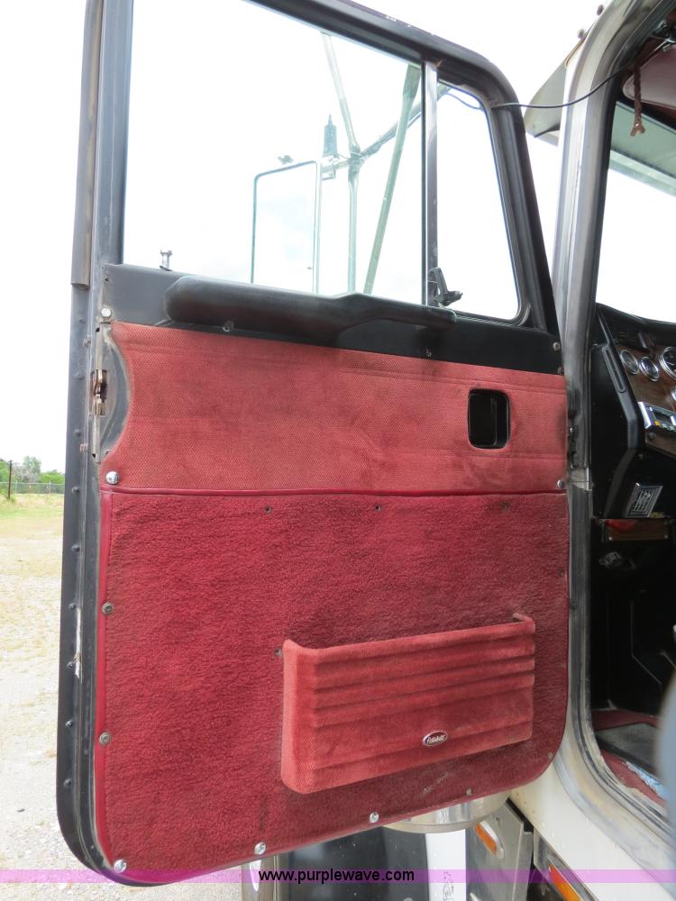 image for item B2373 2000 Peterbilt 379 semi truck