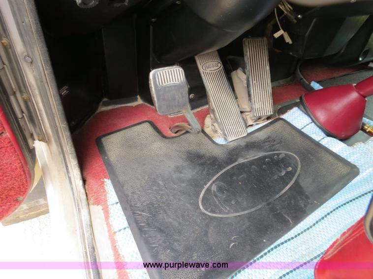 image for item B2373 2000 Peterbilt 379 semi truck