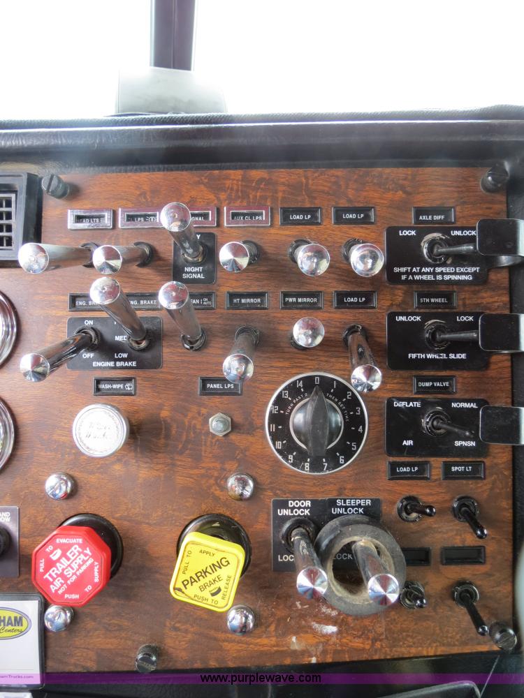 image for item B2373 2000 Peterbilt 379 semi truck