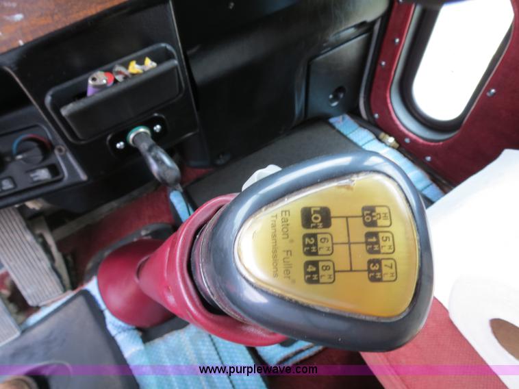 image for item B2373 2000 Peterbilt 379 semi truck