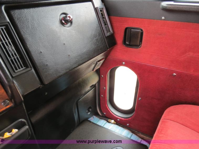 image for item B2373 2000 Peterbilt 379 semi truck