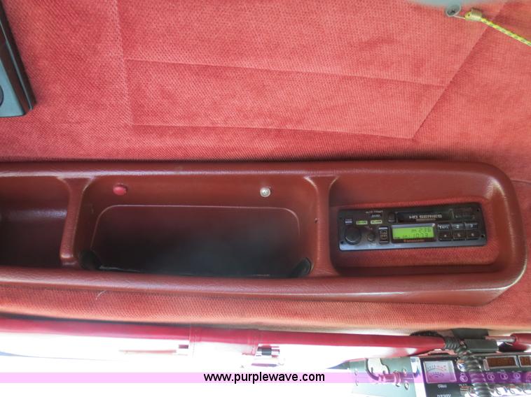 image for item B2373 2000 Peterbilt 379 semi truck