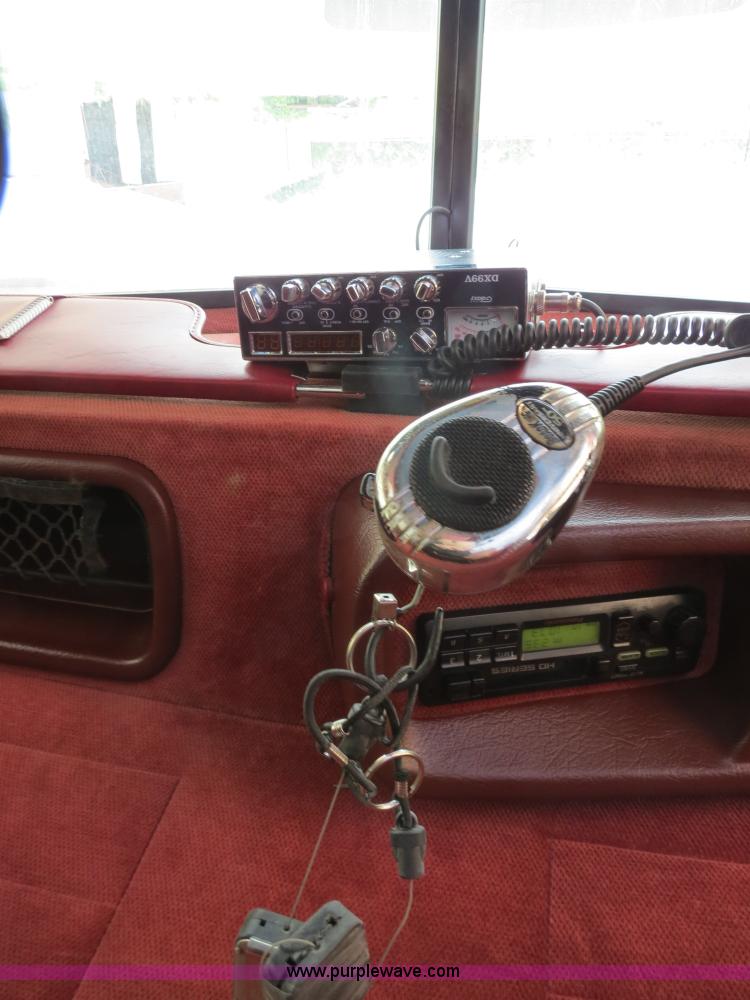 image for item B2373 2000 Peterbilt 379 semi truck