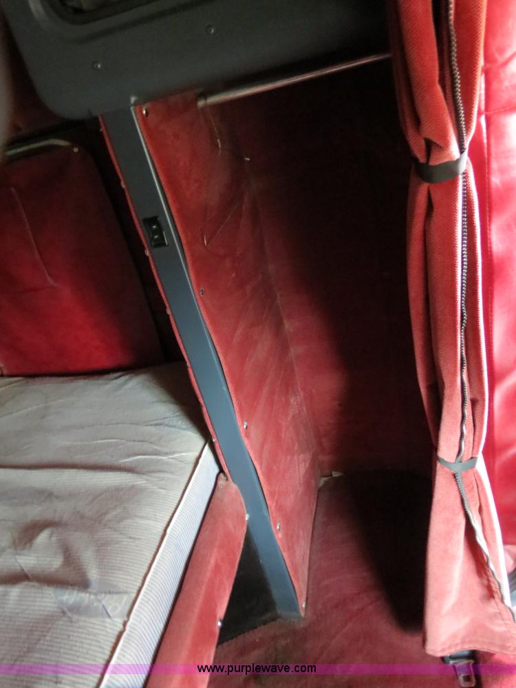 image for item B2373 2000 Peterbilt 379 semi truck