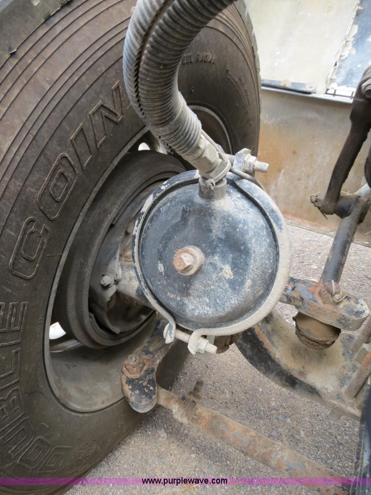 image for item B2373 2000 Peterbilt 379 semi truck