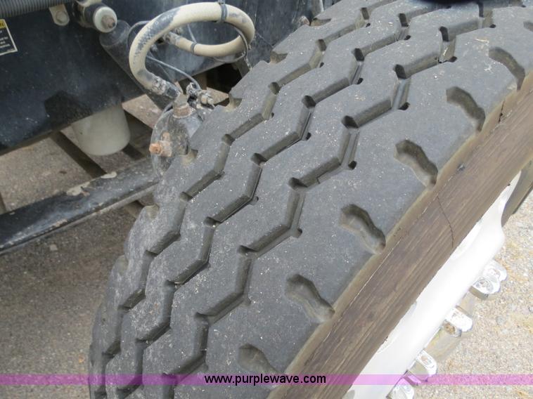 image for item B2373 2000 Peterbilt 379 semi truck