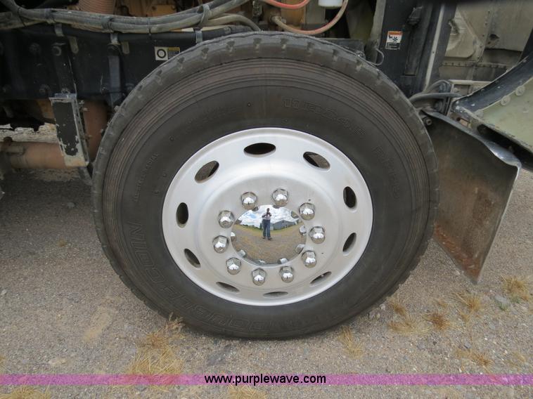 image for item B2373 2000 Peterbilt 379 semi truck