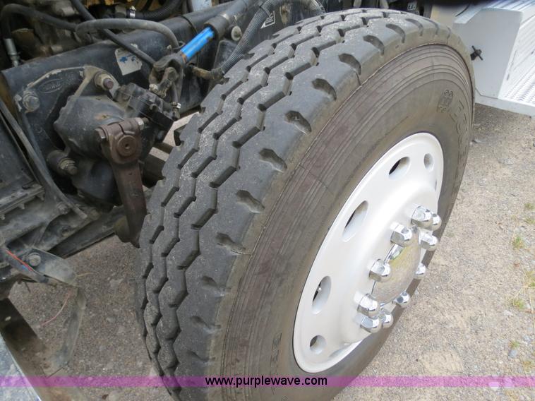 image for item B2373 2000 Peterbilt 379 semi truck