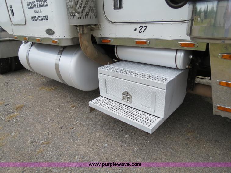 image for item B2373 2000 Peterbilt 379 semi truck