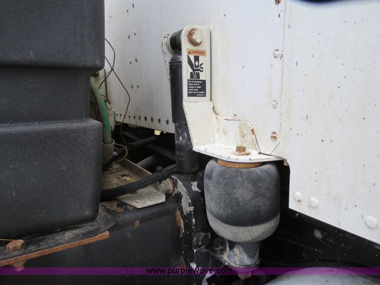 image for item B2373 2000 Peterbilt 379 semi truck