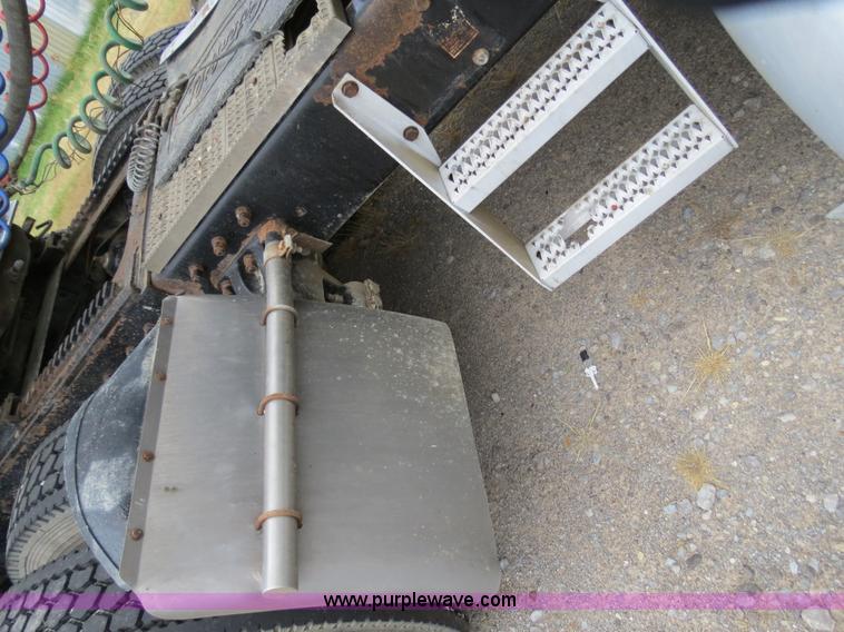 image for item B2373 2000 Peterbilt 379 semi truck