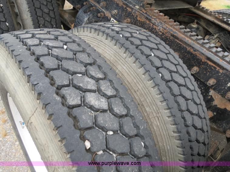 image for item B2373 2000 Peterbilt 379 semi truck