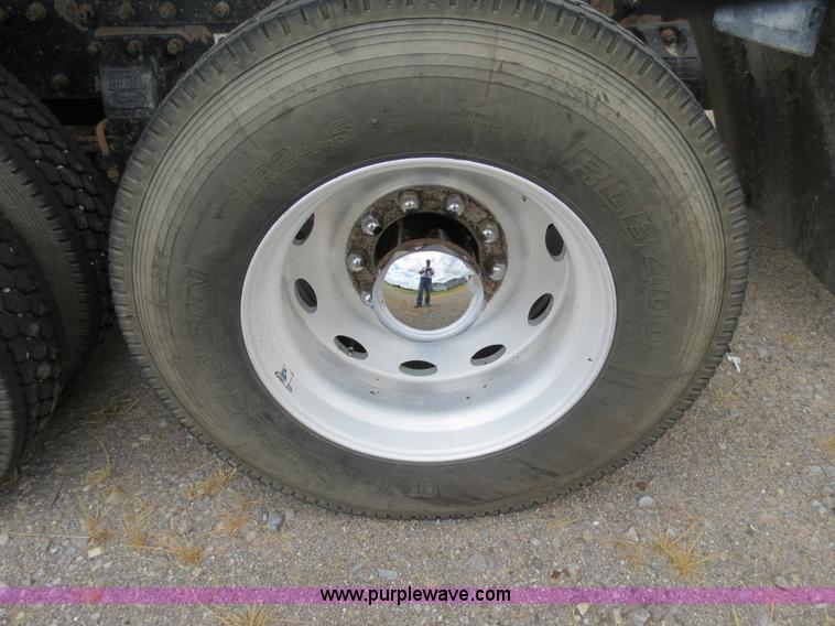 image for item B2373 2000 Peterbilt 379 semi truck