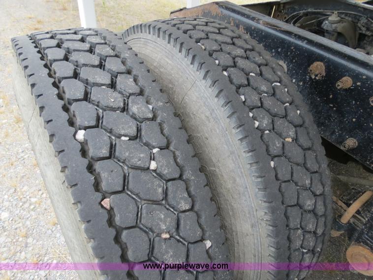 image for item B2373 2000 Peterbilt 379 semi truck