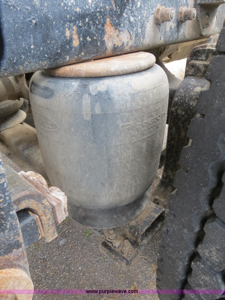 image for item B2373 2000 Peterbilt 379 semi truck