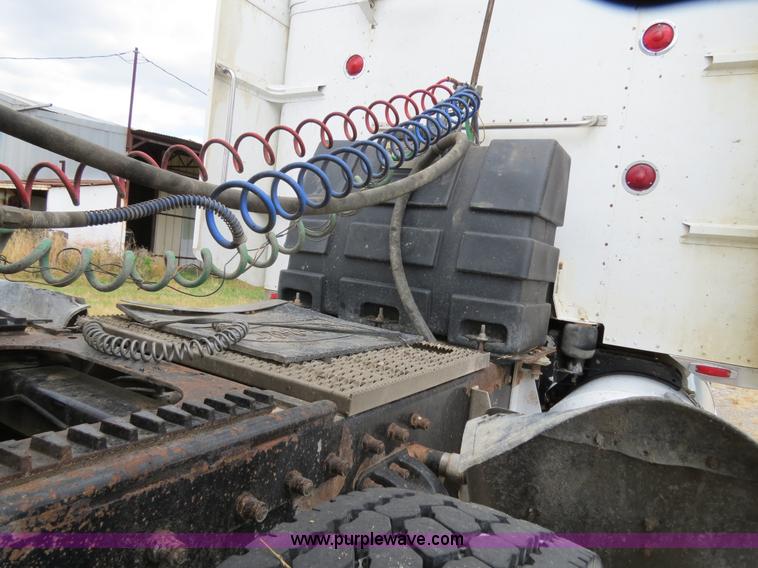 image for item B2373 2000 Peterbilt 379 semi truck