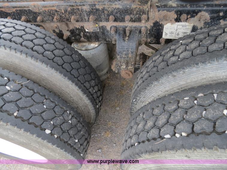 image for item B2373 2000 Peterbilt 379 semi truck