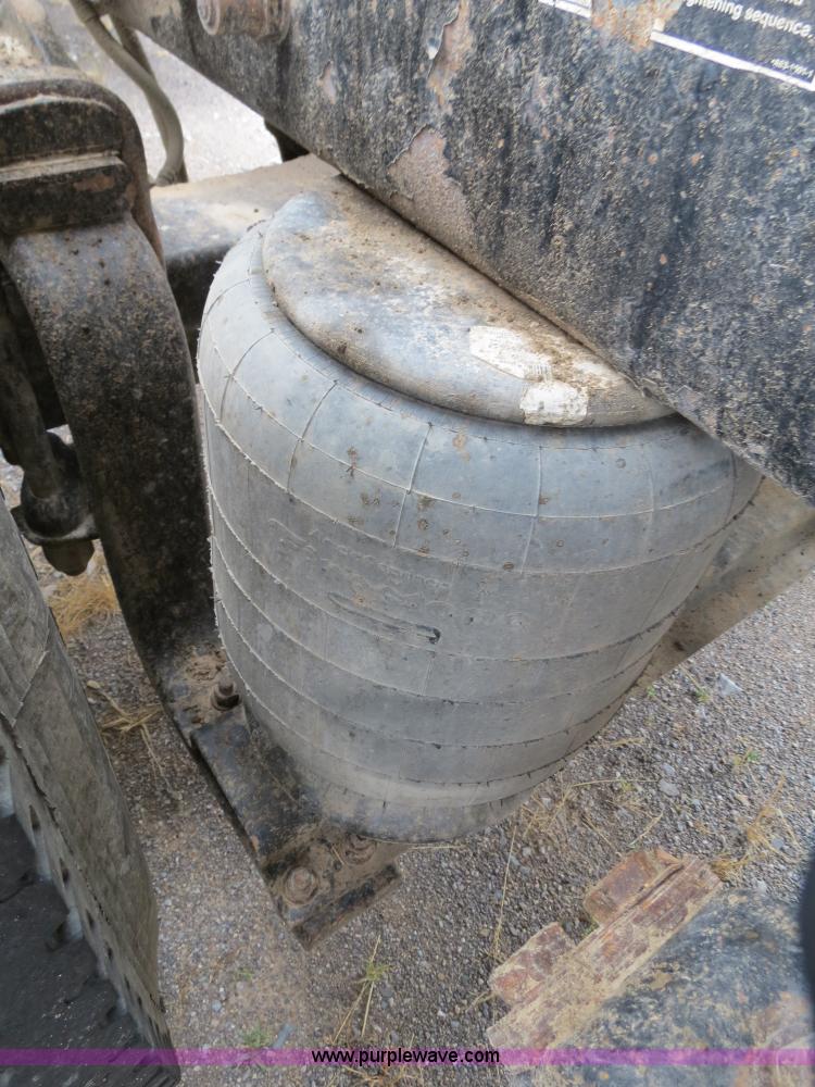 image for item B2373 2000 Peterbilt 379 semi truck