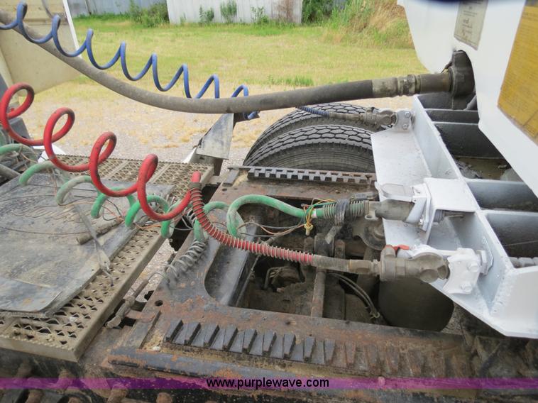 image for item B2373 2000 Peterbilt 379 semi truck