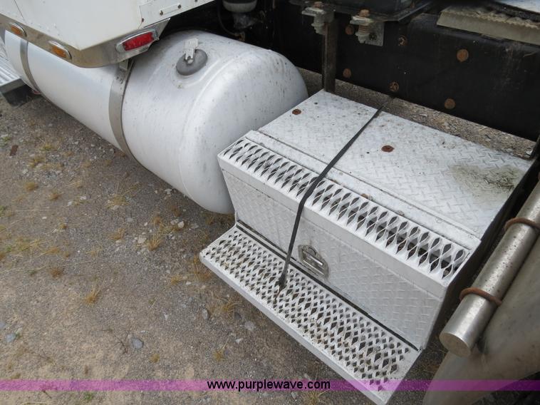 image for item B2373 2000 Peterbilt 379 semi truck