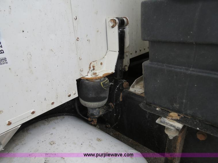 image for item B2373 2000 Peterbilt 379 semi truck