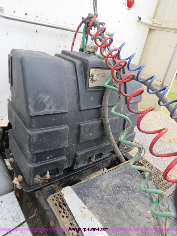 image for item B2373 2000 Peterbilt 379 semi truck