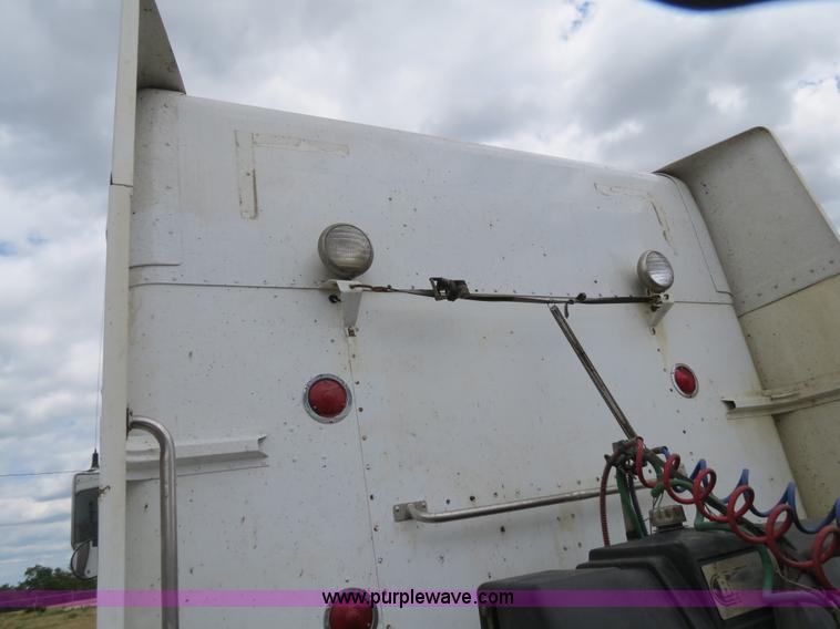 image for item B2373 2000 Peterbilt 379 semi truck
