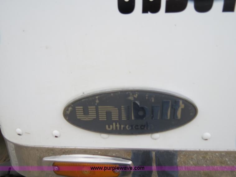 image for item B2373 2000 Peterbilt 379 semi truck