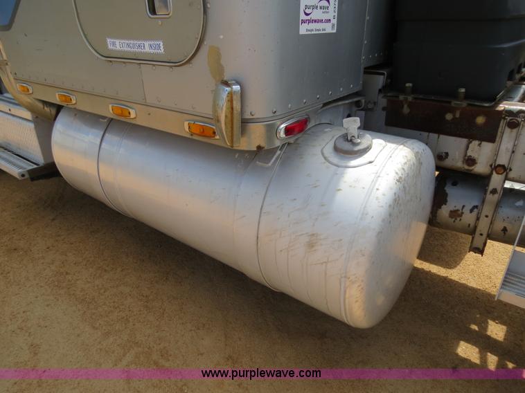 image for item B2375 1985 Peterbilt 359 semi truck