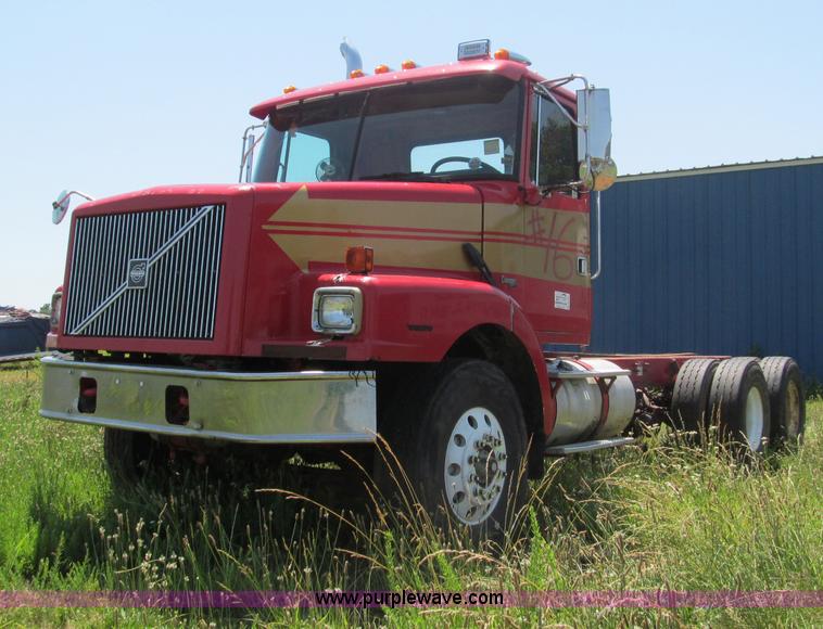 image for item B6367 2000 Volvo WG semi truck