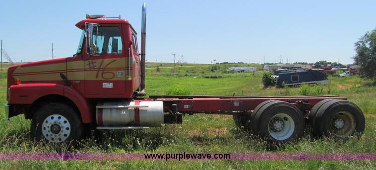 image for item B6367 2000 Volvo WG semi truck