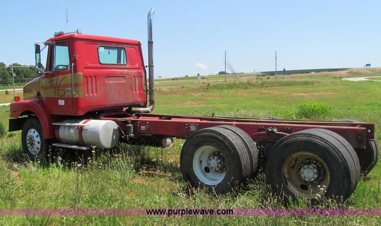 image for item B6367 2000 Volvo WG semi truck