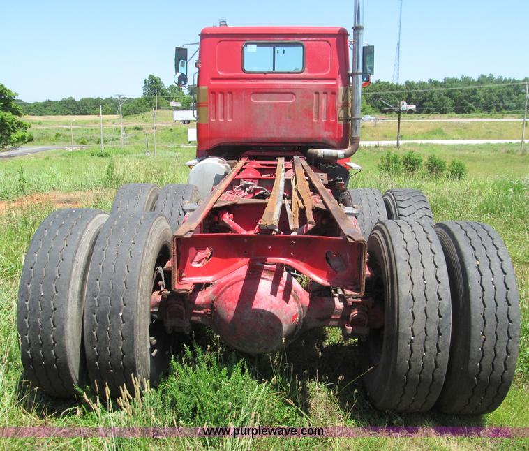 image for item B6367 2000 Volvo WG semi truck