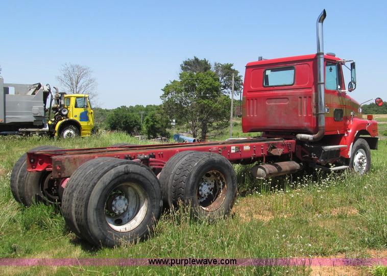 image for item B6367 2000 Volvo WG semi truck