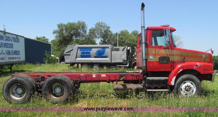 image for item B6367 2000 Volvo WG semi truck