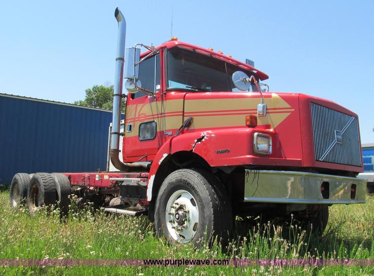 image for item B6367 2000 Volvo WG semi truck