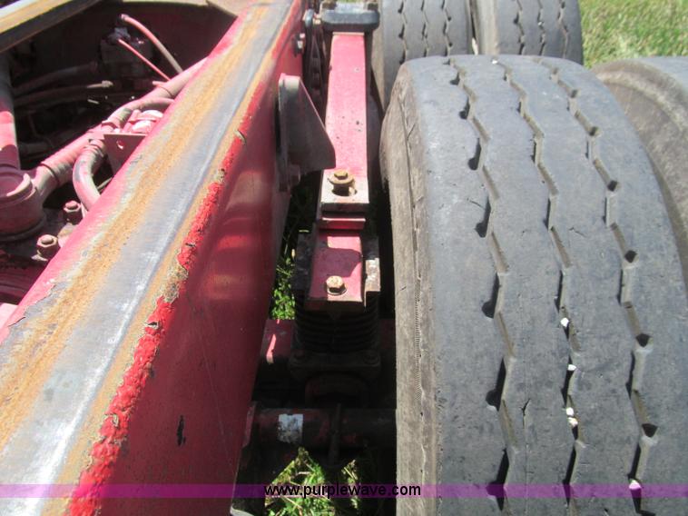 image for item B6367 2000 Volvo WG semi truck