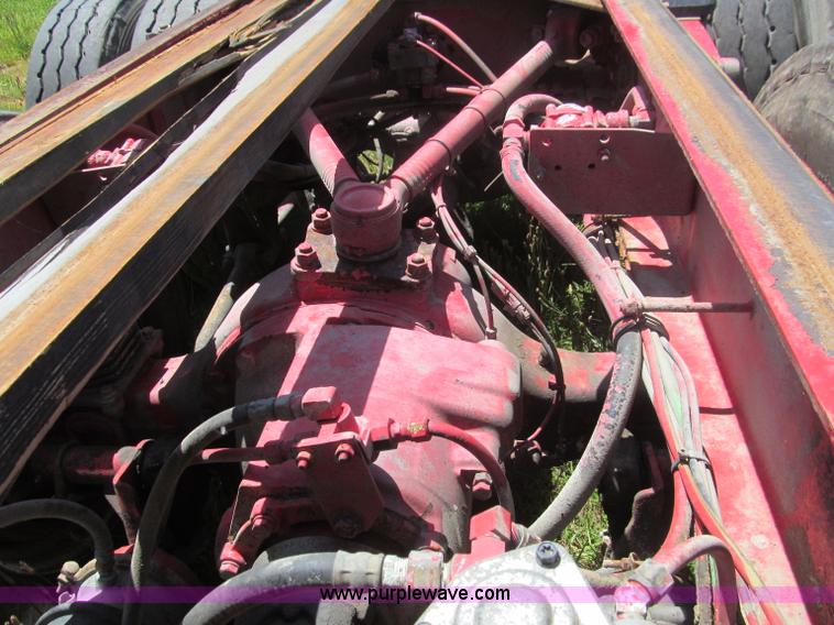 image for item B6367 2000 Volvo WG semi truck