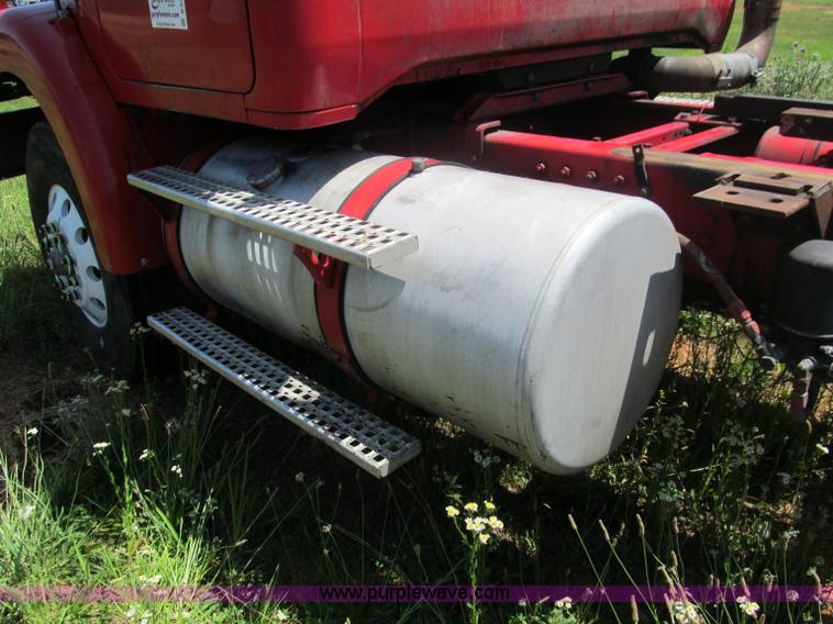 image for item B6367 2000 Volvo WG semi truck