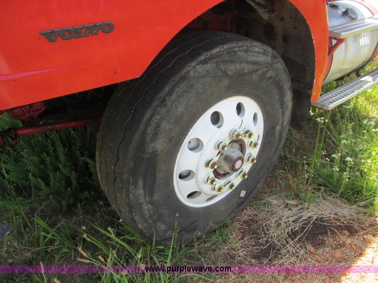 image for item B6367 2000 Volvo WG semi truck