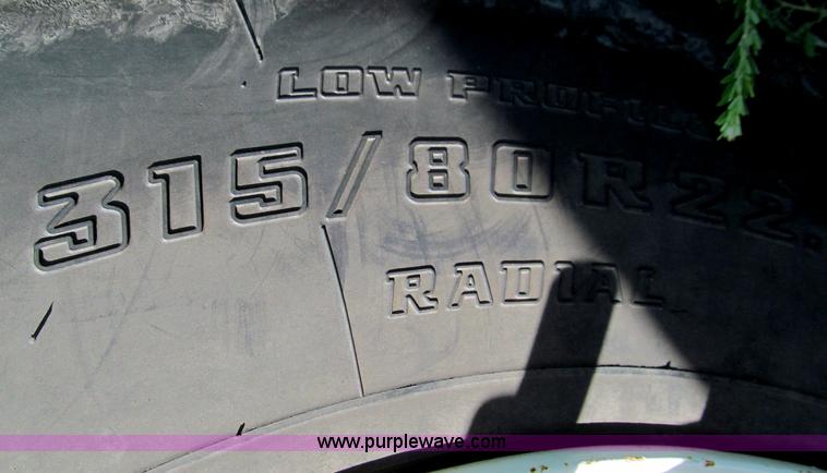 image for item B6367 2000 Volvo WG semi truck