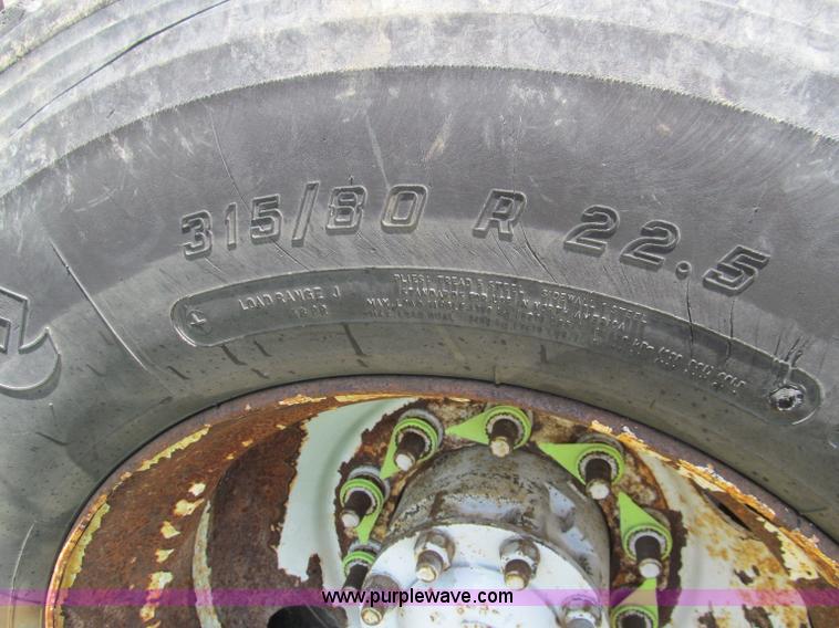 image for item B6367 2000 Volvo WG semi truck