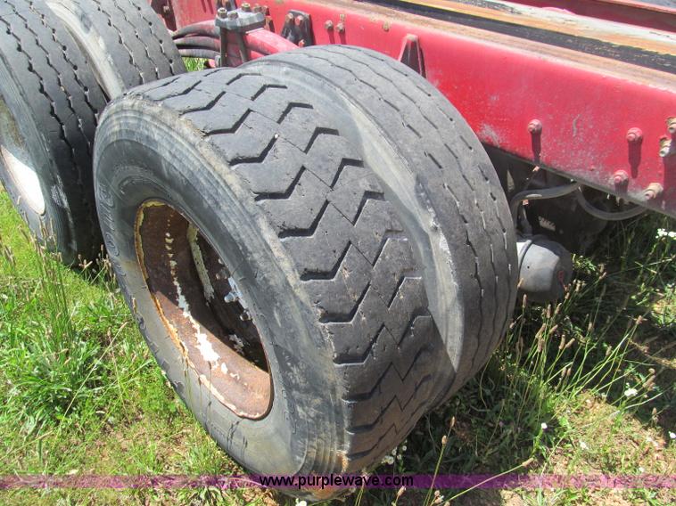 image for item B6367 2000 Volvo WG semi truck