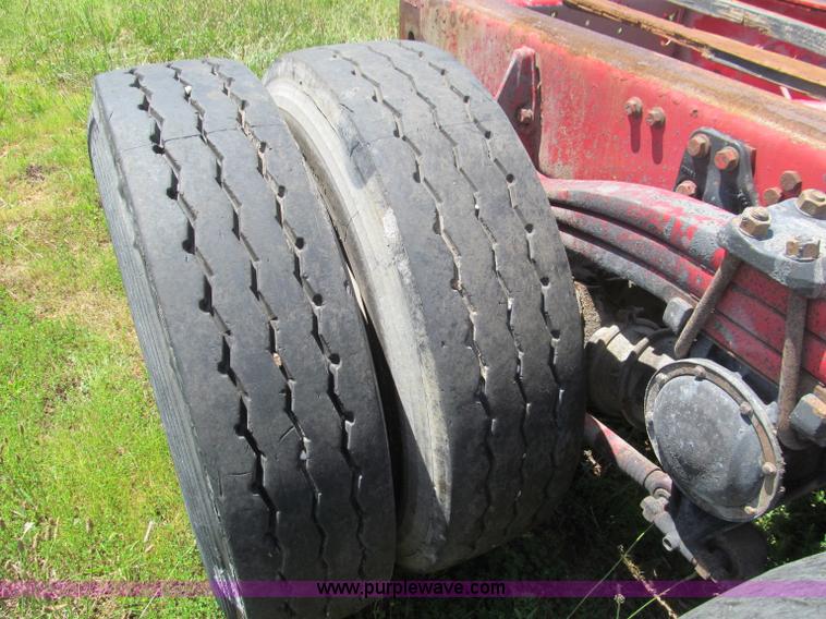 image for item B6367 2000 Volvo WG semi truck