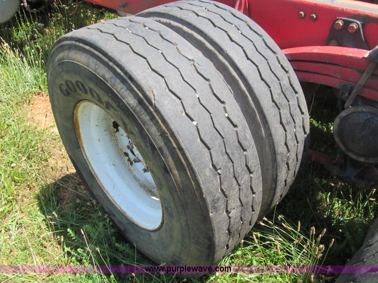 image for item B6367 2000 Volvo WG semi truck