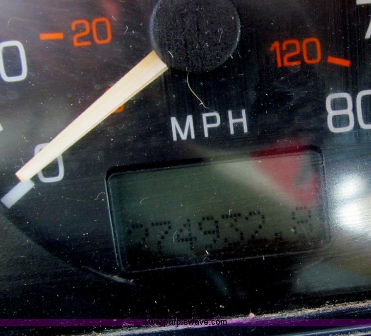 image for item B6367 2000 Volvo WG semi truck