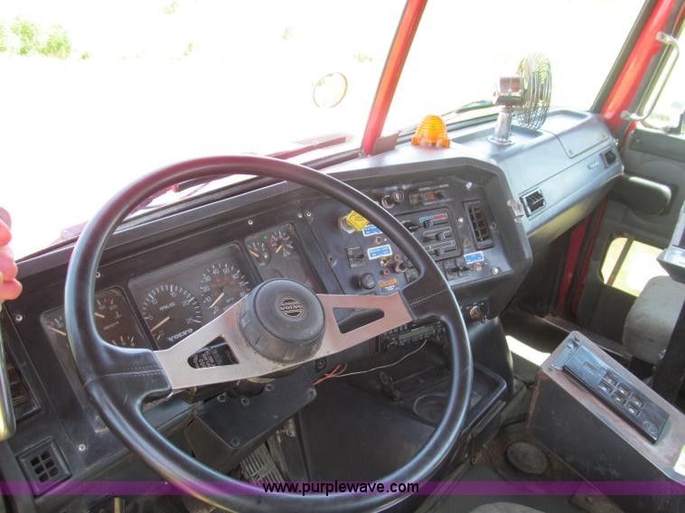 image for item B6367 2000 Volvo WG semi truck