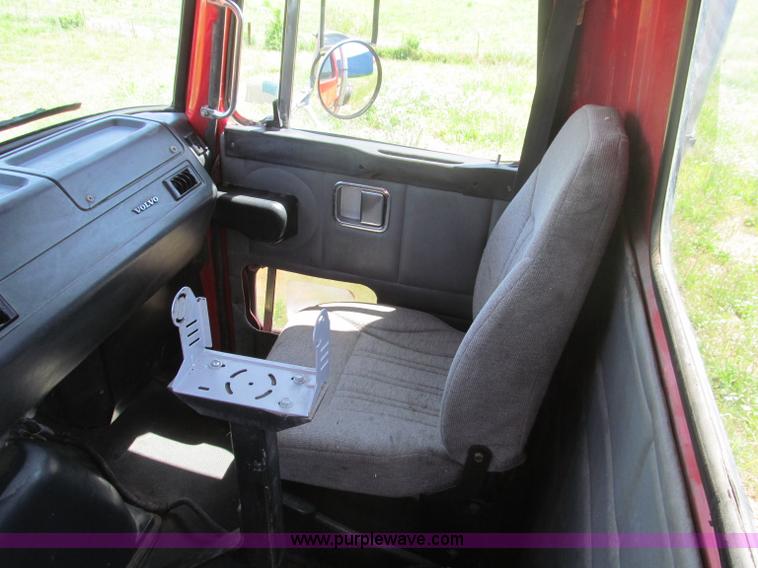 image for item B6367 2000 Volvo WG semi truck