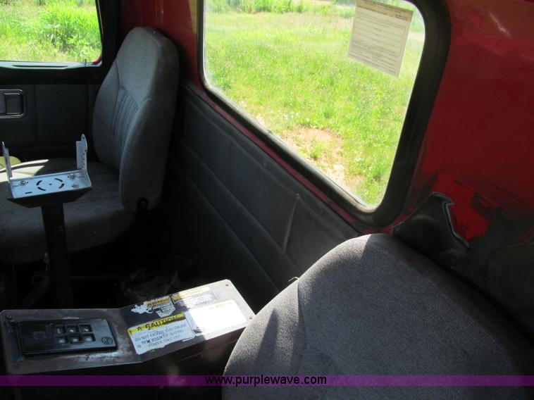 image for item B6367 2000 Volvo WG semi truck