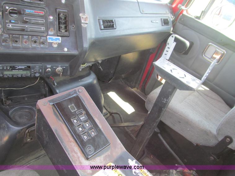 image for item B6367 2000 Volvo WG semi truck